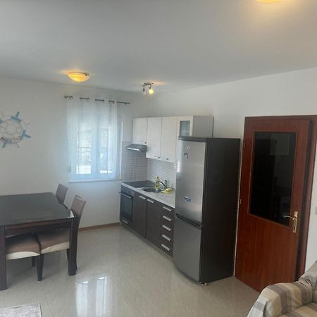 Apartments Silvije Марина Екстериор снимка