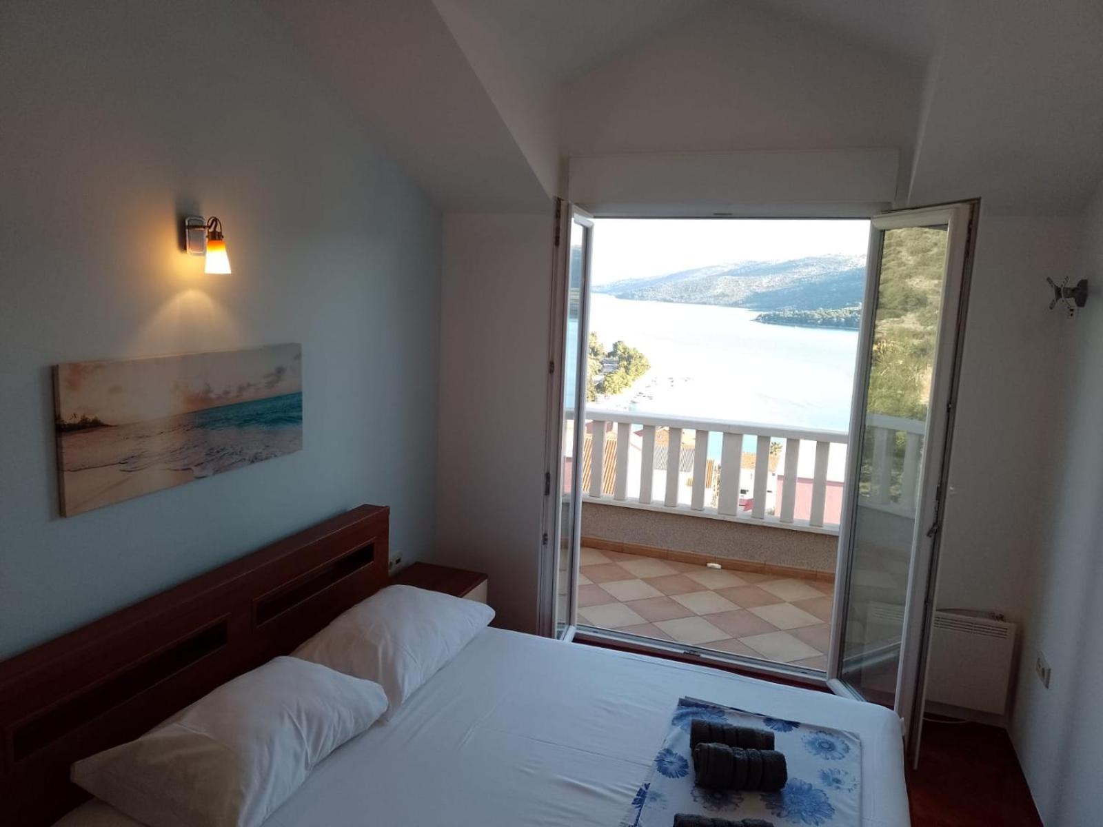 Apartments Silvije Марина Екстериор снимка