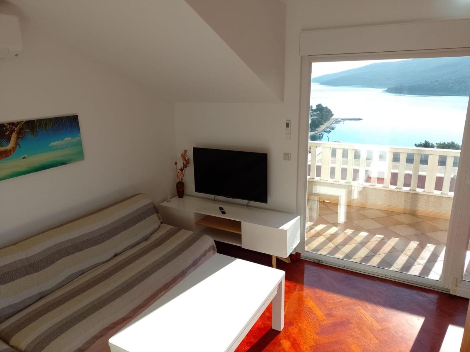 Apartments Silvije Марина Екстериор снимка