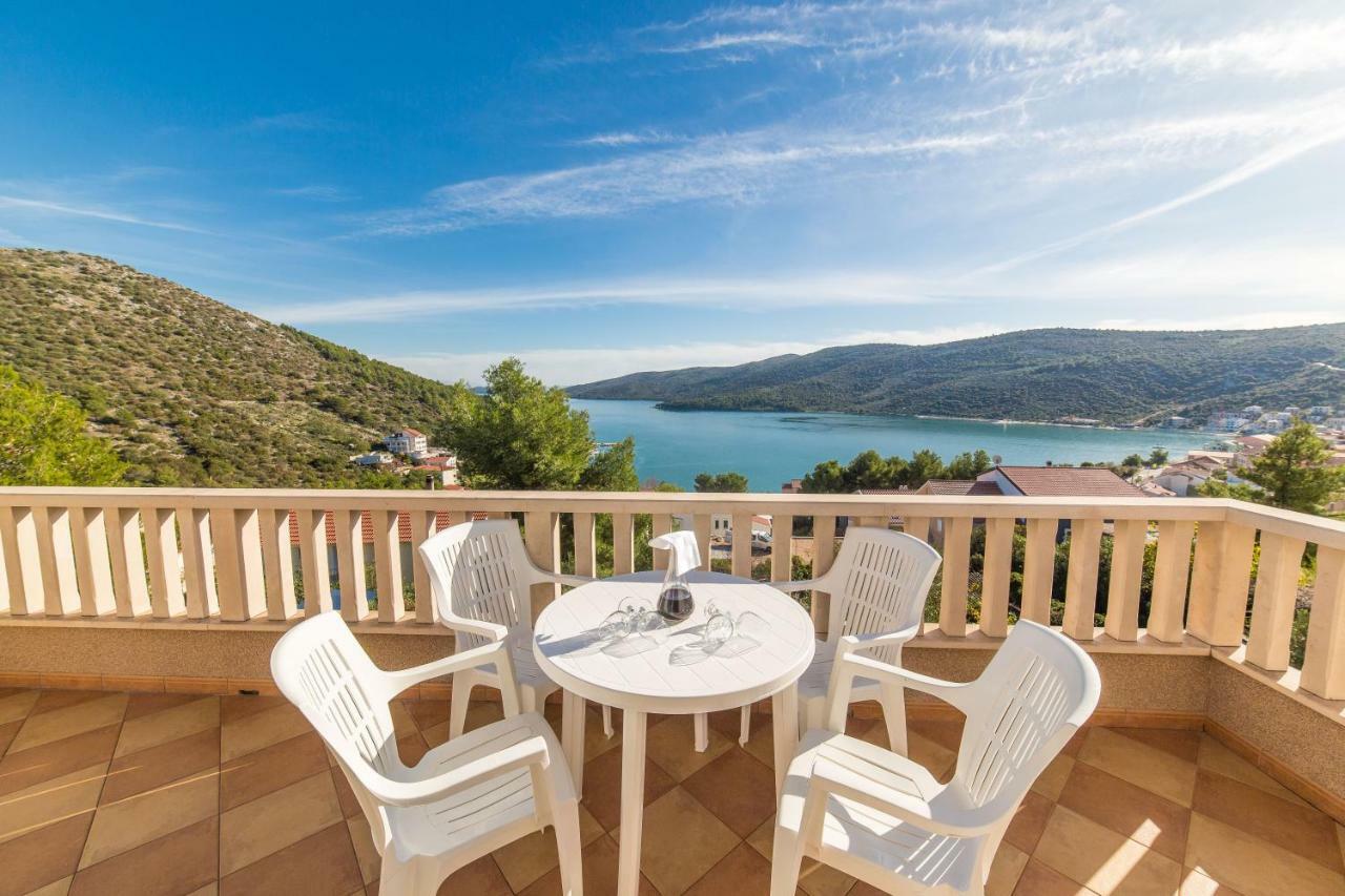 Apartments Silvije Марина Екстериор снимка